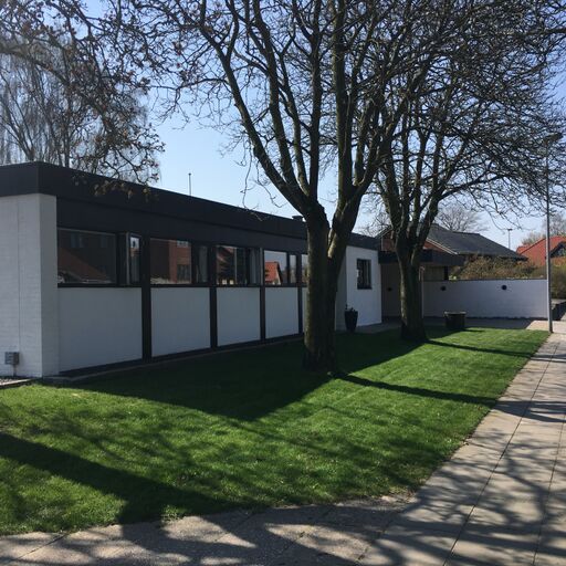 Hvid moderne facade efter renovering