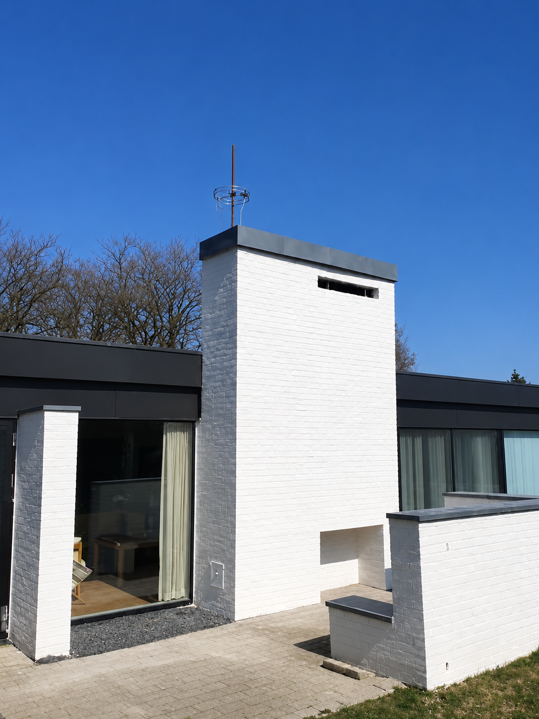 Hvid moderne facade med netpuds